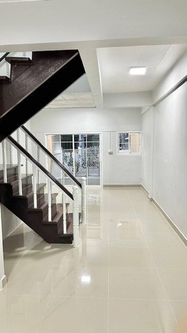 หมู่บ้านนริศา  หลังบ้านไม่ติดใคร  ทาวน์เฮ้าส์ 2 ชั้น  ตกเเต่งใหม่พร้อมอยู่ 