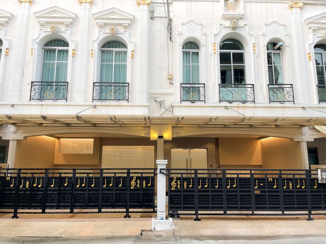 รหัสC5886 ให้เช่าทาวน์โฮม 3.5 ชั้นขนาดใหญ่ 2หลังติดกัน บ้านกลางกรุงแกรนด์เวียนนา พระราม3 เหมาะทำออฟฟิศ