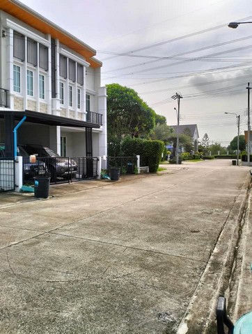 ขายทาวน์เฮ้าส์ 2 ชั้น ขนาดใหญ่ 21.2 ตรว. 4 ห้องนอน โกลเด้น ทาวน์ 2 บางนา-สวนหลวง โซนหน้าโครงการ ใกล้คลับเฮ้าส์ 