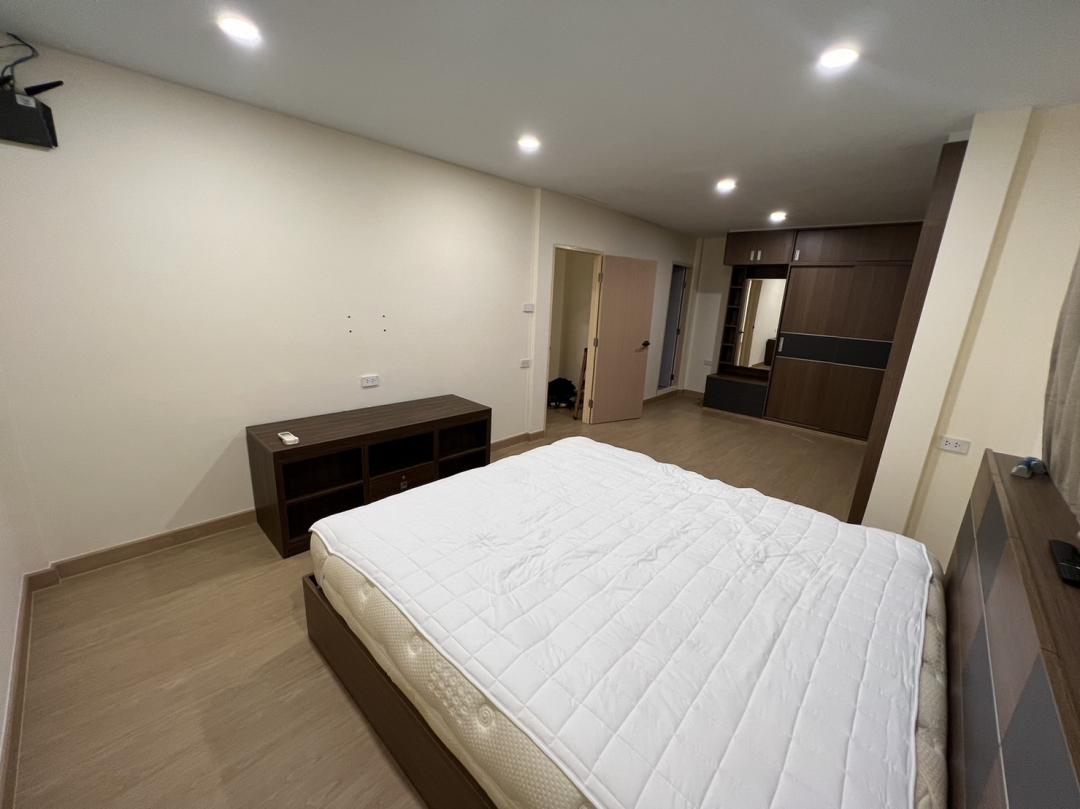 ให้เช่าบ้านเดี่ยว 2 ชั้นเนื้อที่ 50 ตารางวา 2 ห้องนอน 2 ห้องน้ำ ย่านประชาอุทิศ เหม่งจ๋าย เลียบด่วน ทาวน์อินทาวน์ พร้อมอยู่