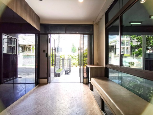 ประกาศขาย Townhome ดิสทริค ลาดพร้าว 16500000 บาท 3BEDROOM พท. 0 RAI 0 งาน 44 ตร.ว. ใกล้กับ - ราคาคุ้มสุดเวอร์