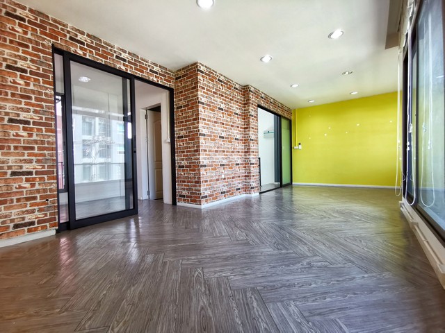 ประกาศขาย Townhome ดิสทริค ลาดพร้าว 16500000 บาท 3BEDROOM พท. 0 RAI 0 งาน 44 ตร.ว. ใกล้กับ - ราคาคุ้มสุดเวอร์