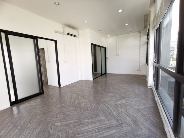ประกาศขาย Townhome ดิสทริค ลาดพร้าว 16500000 บาท 3BEDROOM พท. 0 RAI 0 งาน 44 ตร.ว. ใกล้กับ - ราคาคุ้มสุดเวอร์