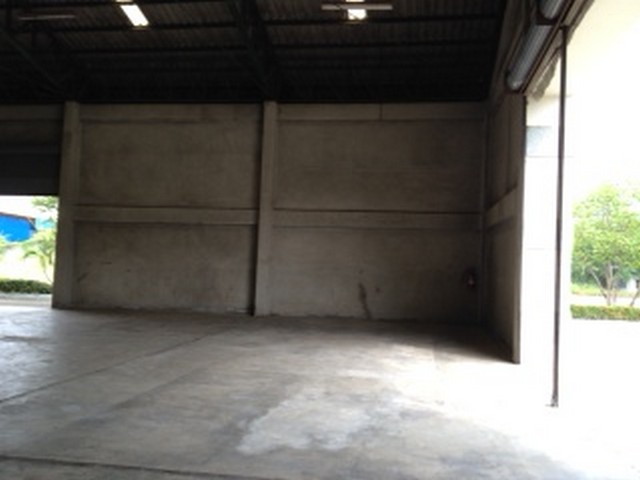 โกดังให้เช่า 1,300 ตารางเมตร  จังหวัด นครปฐม ใกล้ถนนเพชรเกษม ใกล้โตโยต้านครปฐม