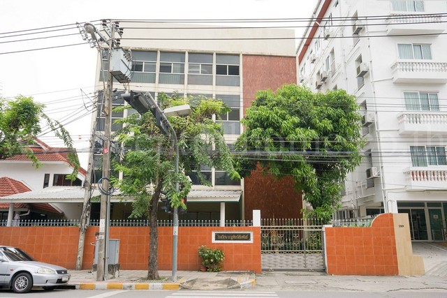 ขายที่ดินใจกลางเมือง ติดถนน เขตดุสิต พร้อมอาคาร 2 หลัง ใกล้ โรงเรียนจิตรลดา