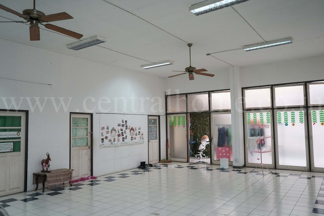 ขายที่ดินใจกลางเมือง ติดถนน เขตดุสิต พร้อมอาคาร 2 หลัง ใกล้ โรงเรียนจิตรลดา