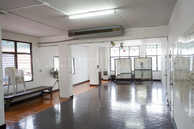 ขายที่ดินใจกลางเมือง ติดถนน เขตดุสิต พร้อมอาคาร 2 หลัง ใกล้ โรงเรียนจิตรลดา