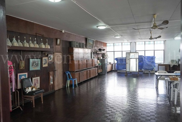 ขายที่ดินใจกลางเมือง ติดถนน เขตดุสิต พร้อมอาคาร 2 หลัง ใกล้ โรงเรียนจิตรลดา
