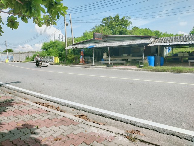 ขายที่ดินติดถนนเลียบชายฝั่งหาดสุชาดา แถมบ้านสองหลัง เขตเมืองระยอง