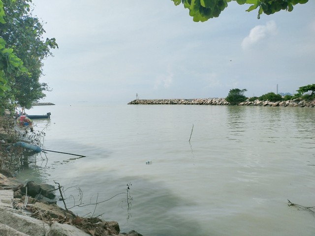 ขายที่ดินติดถนนเลียบชายฝั่งหาดสุชาดา แถมบ้านสองหลัง เขตเมืองระยอง