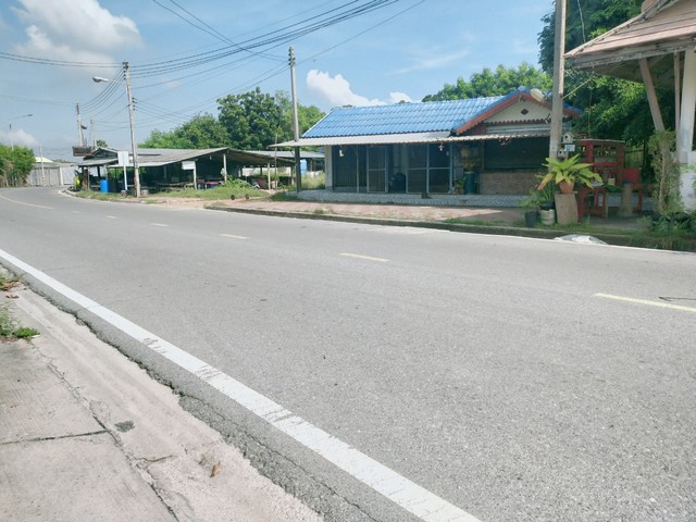 ขายที่ดินติดถนนเลียบชายฝั่งหาดสุชาดา แถมบ้านสองหลัง เขตเมืองระยอง