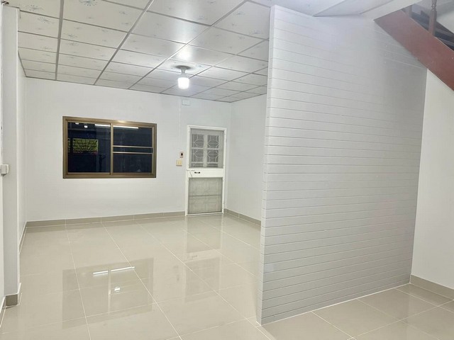 บัวทอง  4  บ้านสวย พร้อมเข้าอยู่  ทำเลดีใกล้ตลาด ในราคาพิเศษ
