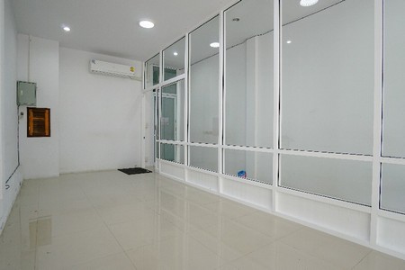 3-story commercial building for sale on Koh Samui. Great opportunity for investors in a 3-story building with rooms.