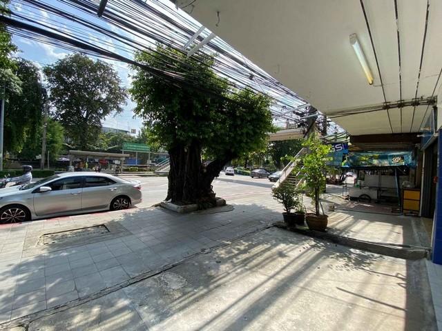 ให้เช่าอาคารพาณิชย์ 3 ชั้น พื้นที่ประมาณ 160 ตารางเมตร 2 ห้องนอน 2 ห้องน้ำ  รีโนเวทใหม่ ติดถนนประชาชื่น  