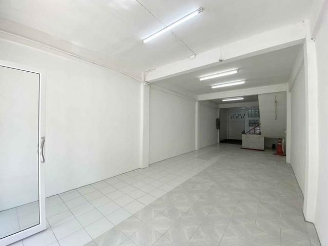 ให้เช่าอาคารพาณิชย์ 3 ชั้น พื้นที่ประมาณ 160 ตารางเมตร 2 ห้องนอน 2 ห้องน้ำ  รีโนเวทใหม่ ติดถนนประชาชื่น  