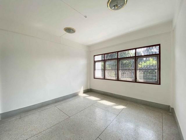 ให้เช่าอาคารพาณิชย์ 3 ชั้น พื้นที่ประมาณ 160 ตารางเมตร 2 ห้องนอน 2 ห้องน้ำ  รีโนเวทใหม่ ติดถนนประชาชื่น  