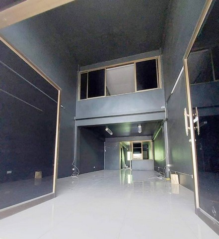 ให้เช่าอาคารพาณิชย์ 4.5 ชั้น ทำเลลาดพร้าว80/3 ทำเลดีอยู่หน้าหมู่บ้านใหญ่ 