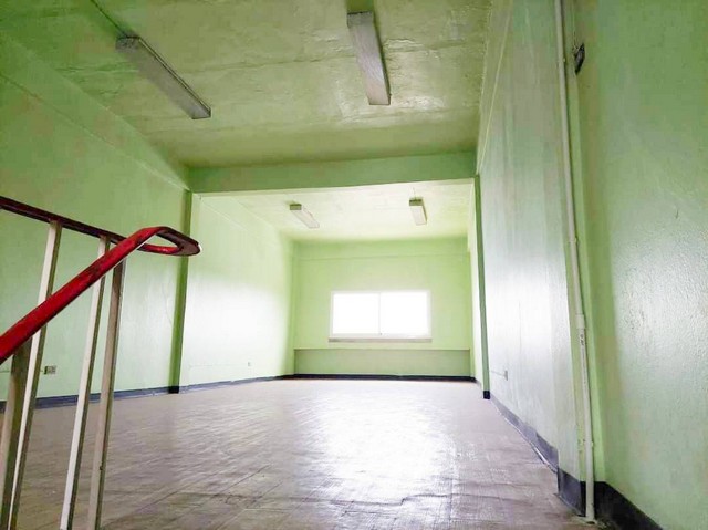 ให้เช่าอาคารพาณิชย์ 4.5 ชั้น ทำเลลาดพร้าว80/3 ทำเลดีอยู่หน้าหมู่บ้านใหญ่ 