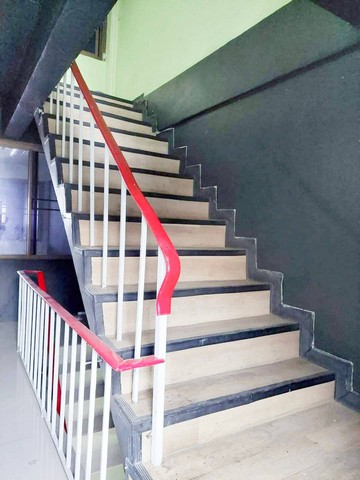 ให้เช่าอาคารพาณิชย์ 4.5 ชั้น ทำเลลาดพร้าว80/3 ทำเลดีอยู่หน้าหมู่บ้านใหญ่ 