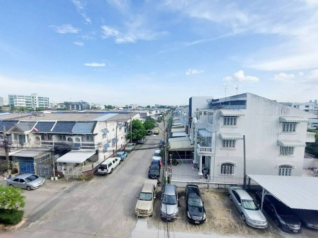 ให้เช่าอาคารพาณิชย์ 4.5 ชั้น ทำเลลาดพร้าว80/3 ทำเลดีอยู่หน้าหมู่บ้านใหญ่ 