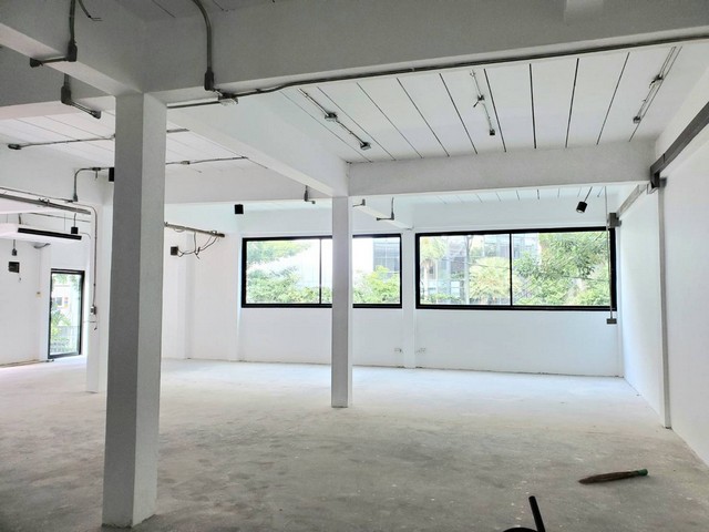 ให้เช่า พื้นที ชั้น 3 ทั้งชั้น ติดถนนสุขุมวิทซอย 20 ใกล้อโศก 160 ตรม. เหมาะร้านอาหารและธุรกิจทุกประเภท เช่า 130,000 ต่อเดือน