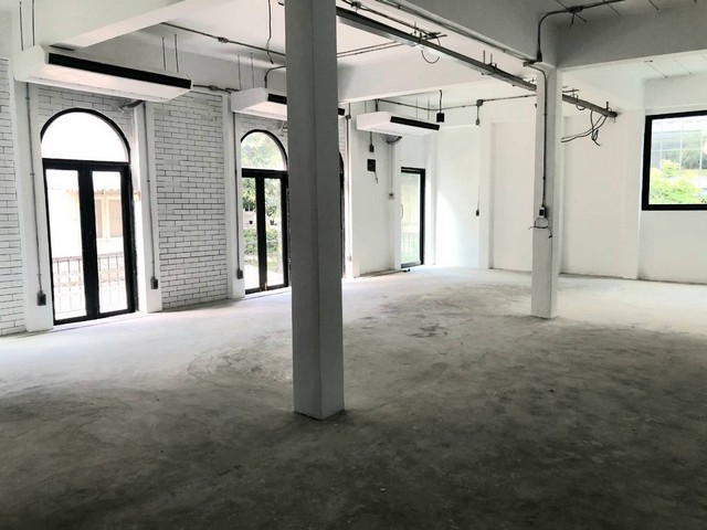 ให้เช่า พื้นที ชั้น 3 ทั้งชั้น ติดถนนสุขุมวิทซอย 20 ใกล้อโศก 160 ตรม. เหมาะร้านอาหารและธุรกิจทุกประเภท เช่า 130,000 ต่อเดือน