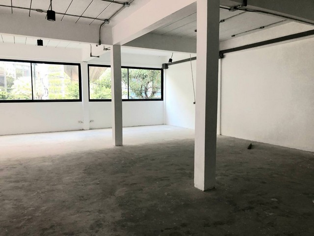 ให้เช่า พื้นที ชั้น 3 ทั้งชั้น ติดถนนสุขุมวิทซอย 20 ใกล้อโศก 160 ตรม. เหมาะร้านอาหารและธุรกิจทุกประเภท เช่า 130,000 ต่อเดือน