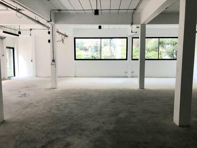 ให้เช่า พื้นที ชั้น 3 ทั้งชั้น ติดถนนสุขุมวิทซอย 20 ใกล้อโศก 160 ตรม. เหมาะร้านอาหารและธุรกิจทุกประเภท เช่า 130,000 ต่อเดือน