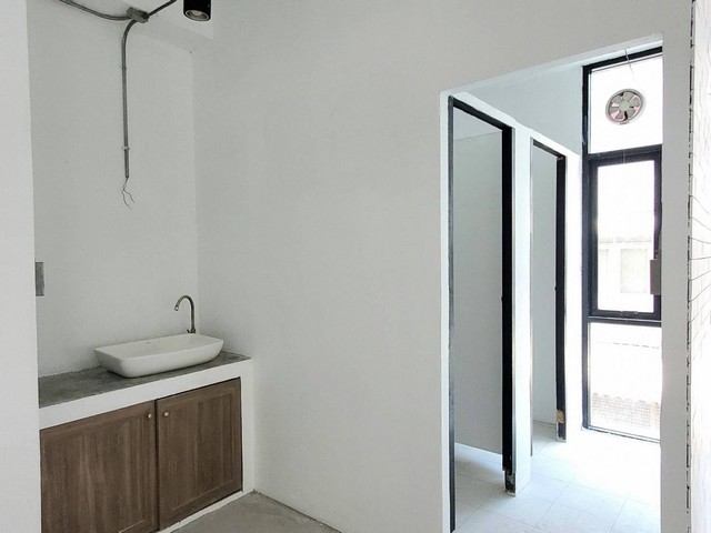 ให้เช่า พื้นที ชั้น 3 ทั้งชั้น ติดถนนสุขุมวิทซอย 20 ใกล้อโศก 160 ตรม. เหมาะร้านอาหารและธุรกิจทุกประเภท เช่า 130,000 ต่อเดือน