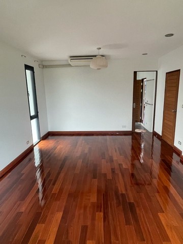 ขายบ้านเดี่ยวรีโนเวทใหม่ หลังมุม ในหมู่บ้าน อมรพันธ์ 9 รุ่น 1 ซอยพหลโยธิน 32 ซอยเสนานิคม 1    133 ตร.ว.พื้นที่ใช้สอย: 462 ตร.ม.   