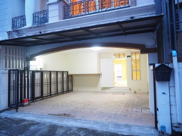 ให้เช่าทาวน์โฮม3 ชั้นหมู่บ้านกลางเมือง ลาดพร้าว-โยธินพัฒนา 