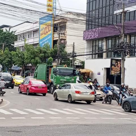 ให้เช่าตึก3.5ชั้นริมถนนรามคำแหง39ติดสี่แยกศรีวราทาวน์อินทาวน์ ใกล้เลียบด่วนเอกมัยทองหล่อ