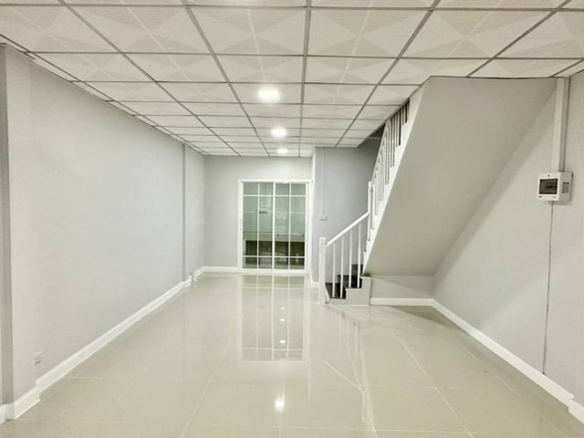 นันทิชา 1  ซอย3  ทำเลดีหลังมุมติดถนนบางกรวย  ตกเเต่งใหม่พร้อมอยู่  ใกล้สวน