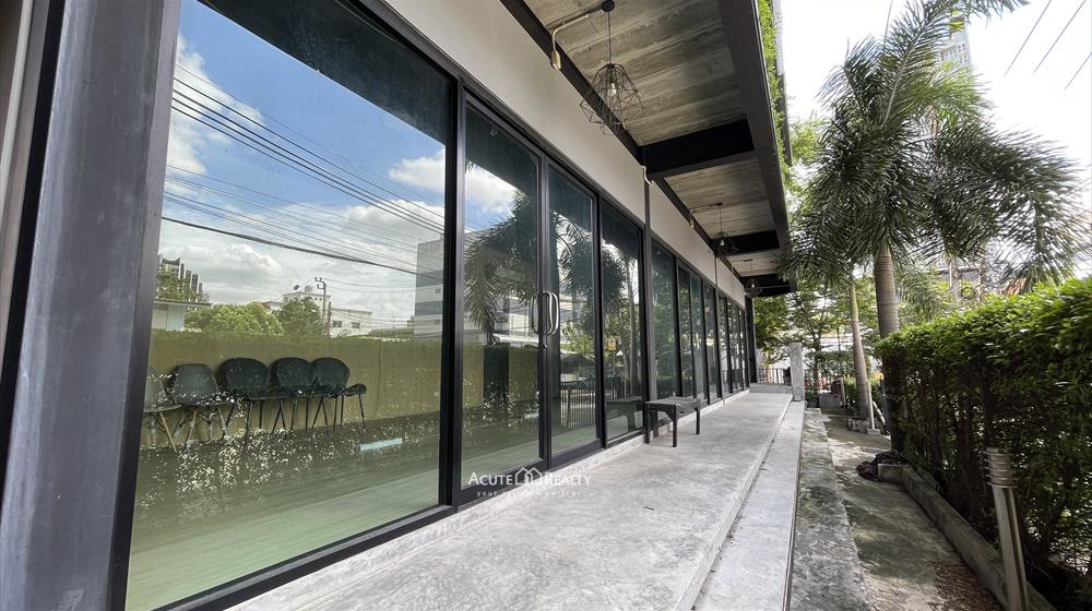 ให้เช่าอาคาร 3 ชั้น พร้อมที่จอดรถ เพดานสูง ใกล้ MRT สุทธิสาร ทำเลดีมาก เหมาะทำสำนักงาน โชว์รูม