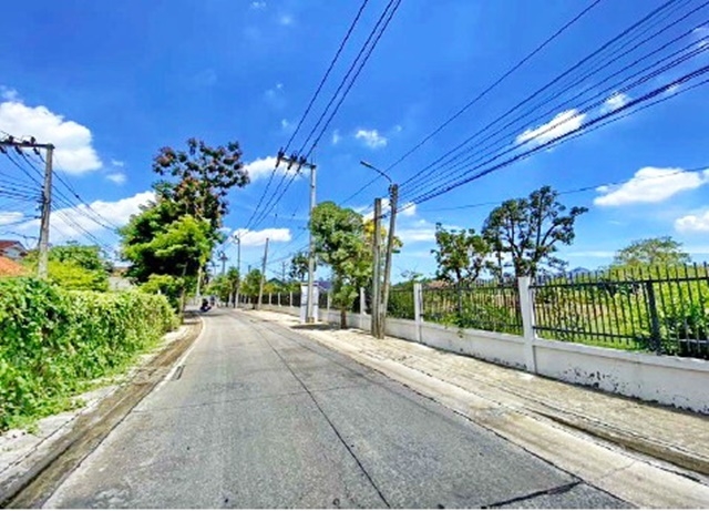 ตลาด MRTท่าอิฐ ไทรม้า เหมาะกับการพัฒนา สร้างหมู่บ้านพักอาศัย ที่ดินพื้นที่กว้าง 9ไร่ 2งาน 80ตรว. 140ลบ. อาคารที่พัก 1 ชั้น 100ตรม.สำนักงาน