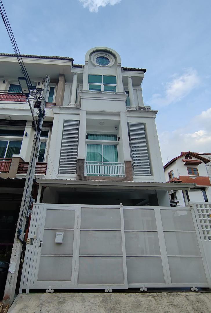 C4064 ขายทาวน์โฮม 3 ชั้น ถนนรามอินทรา 14 (ซอยมัยลาภ) หลังมุม รีโนเวทใหม่ ตกแต่งสไตล์มินิมอล เฟอร์พร้อมอยู่ 
