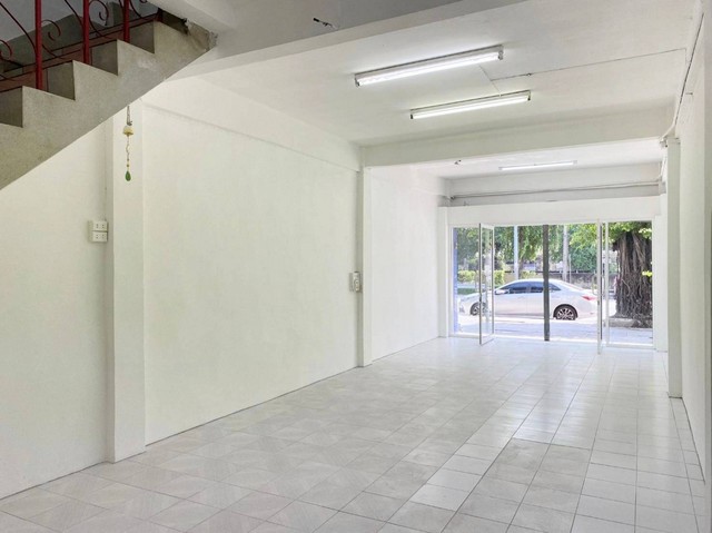 ให้เช่าอาคารพาณิชย์ 3 ชั้น ติดถนนใหญ่รีโนเวทใหม่ ถนนประชาชื่น​17