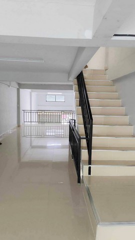 ให้เช่าอาคารพาณิชย์ 3.5 ชั้น ตึกสวยรีโนเวทใหม่ ทำเลถนนสำเร็จพัฒนา