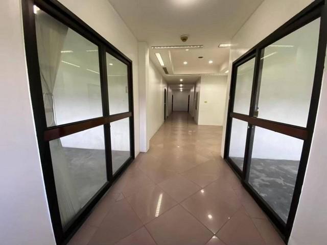 C4034 ให้เช่าสำนักงาน โชว์รูม 3 ชั้น รวมชั้นใต้ดิน พื้นที่กว่า 2000 ตรม. ถนนบางนา-ตราด กม 5 ใกล้Index บางนา