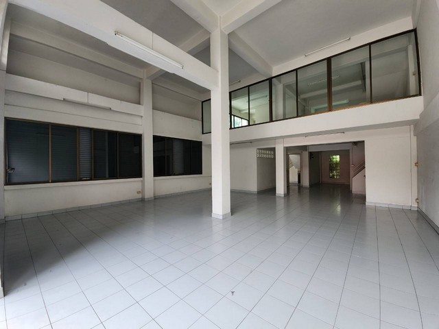 ขาย อาคารพาณิชย์ ซอยศรีนครินทร์ 40  ใกล้ซีคอนสแควร์ ศรีนครินทร์   ZW307