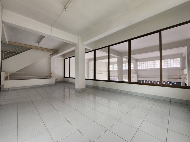 ขาย อาคารพาณิชย์ ซอยศรีนครินทร์ 40  ใกล้ซีคอนสแควร์ ศรีนครินทร์   ZW307