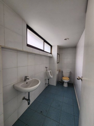 ขาย อาคารพาณิชย์ ซอยศรีนครินทร์ 40  ใกล้ซีคอนสแควร์ ศรีนครินทร์   ZW307