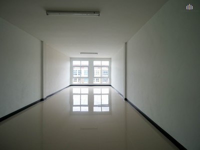 ให้เช่า อาคารพาณิชย์! รีโนเวท พร้อมทาสีใหม่แล้ว ทั้งตึก!! สายสี่สแควร์ สามพราน นครปฐม เหมาะอยู่อาศัย หรือ ทำโฮมออฟฟิศ