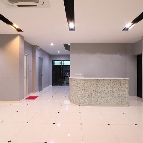 ขายโฮมออฟฟิศ 4 ชั้น โครงการดิสทริค เอกมัย-รามอินทรา (DISTRICT EKKAMAI-RAMINTRA) ตกแต่งเฟอร์นิเจอร์ และระบบภายในพร้อมใช้งาน ใกล้เลียบด่วน 