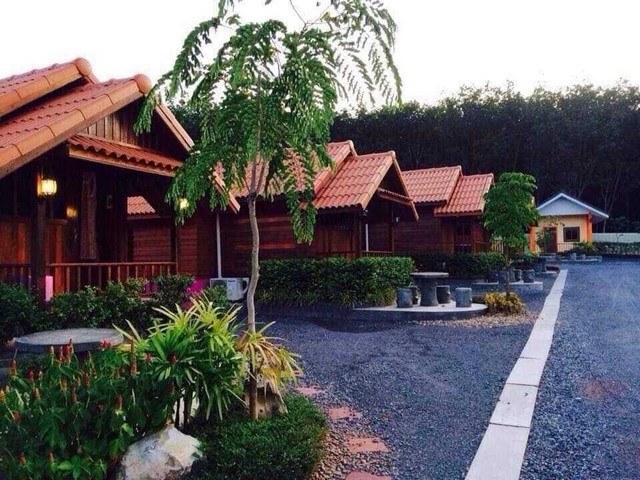 ขายธุรกิจรีสอร์ททำเลที่ล้อมรอบด้วยสวนป่า เนื้อที่5-0-33 ไร่ มีห้องพัก 20 หลัง  ถ.สุราษฎร์-นครศรีฯ  อ.กาญจนดิษฐ์ สุราษฎร์ธานี   ZST174