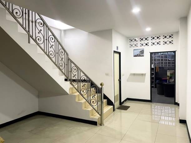 ติดถนนเลียบแม่น้ำปิง 7.9 ล้าน อาคารพาณิชย์ 2 ชั้น 2 คูหา 60.7 ตรว. ป่าแดด อำเภอเมือง เหมาะสำหรับเปิดเป็นร้านค้า ออฟฟิศ คลีนิค และอื่นๆ