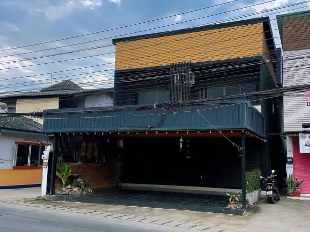 ติดถนนเลียบแม่น้ำปิง 7.9 ล้าน อาคารพาณิชย์ 2 ชั้น 2 คูหา 60.7 ตรว. ป่าแดด อำเภอเมือง เหมาะสำหรับเปิดเป็นร้านค้า ออฟฟิศ คลีนิค และอื่นๆ