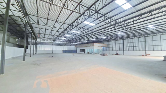  ให้เช่าโกดัง ตลาดคลองสี่ตะวันออก 22-32 ขนส่ง ปทุมธานี ปั้ม PTT ธรรมกาย 400ตรว. 1200 ตรม. ติดถ.Motorway ออฟฟิศ 2 ชั้น  ม.กรุงเทพ รังสิต