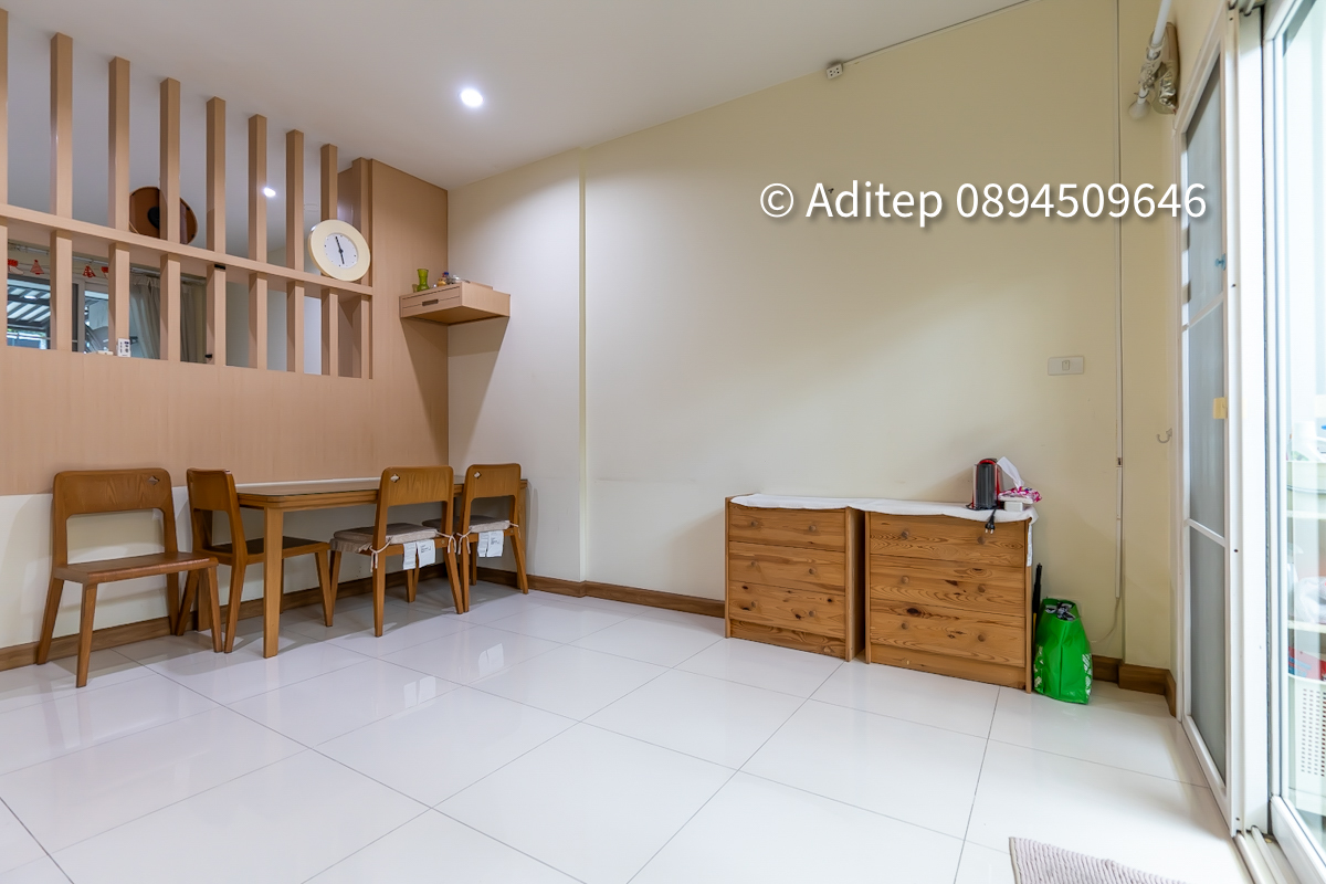 ขาย ทาวน์โฮม โชคชัย 4 ม.ภัทรา วิลล่า 8 สตรีวิทยา 2 ซอย 10 ขนาด 3 ชั้น 21 ตรว. 3 ห้องนอน 4 ห้องน้ำ เฟอร์บิ้วอิน
