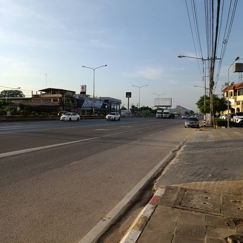 ให้เช่าอาคารพาณิชย์4 ชั้นครึ่ง 18ตร.วา  ต.ต้นมะม่วงอ.เมือง  จ.เพชรบุรี  ZW253